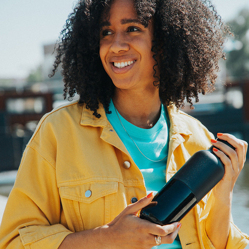 20oz-rise-classic-with-arch-loop-cap-z7 20oz_rise_classic_insulated_bottle_black_woman_smile_square.jpg